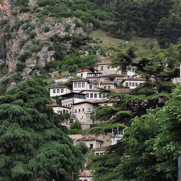 Tour de Berat — La ciudad de las mil ventanas